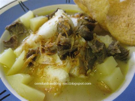 Jun 29, 2021 · hingga saat ini, keunikan lontong kari kebon karet tetap tidak berubah di memori kolektif penulis, karena kuah karinya yang kental, memiliki rasa gurih, manis, dan rasa rempahnya yang tidak membuat mual. CemilanBandung: lontong kari Kebon Karet