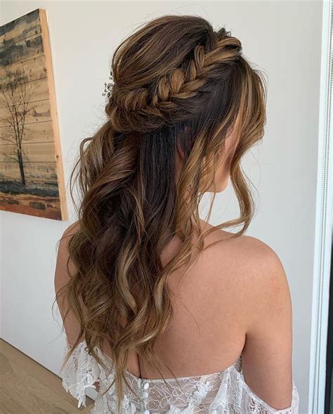 Boho Bride With A Fishtail Braid Makes A Perfect Combo👌