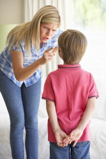 Madre Regañando A Su Hijo