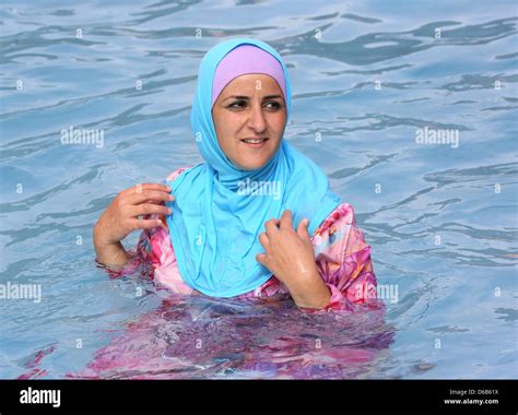 Une Jeune Femme Turque Cools Off Tout En Portant Un Burkini Dans Une Baignoire En Plein Air