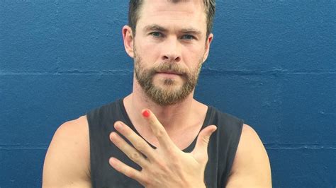 Here’s Why Chris Hemsworth And Zac Efron Are Painting Their Nails Right Now Gq
