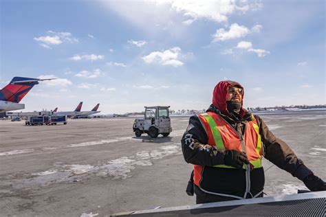 Aircraft Load Agent in winter conditions at Minneapolis-St. Paul
