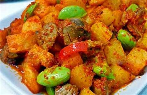 Tumis bawang merah hingga harum, masukkan bumbu yang dihaluskan, setelah itu masukkan irisan cabai. Resep Masak Sedap Sambal Goreng Kentang Ati Ampela Pete ...