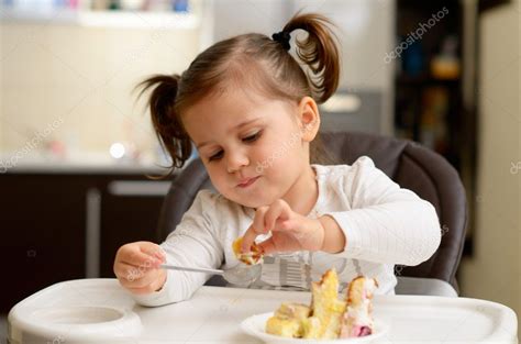 Linda Niña Comiendo Pastel Fotografía De Stock © Bereta 10728219