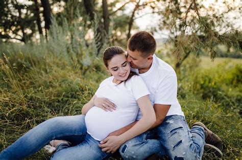 Una Pareja Embarazada Foto Gratis