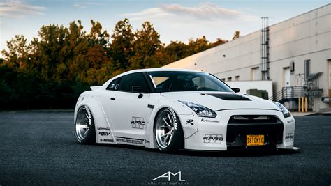 Liberty Walk Does Its Magic To White Debadged Nissan Gt R Nissan Gtr