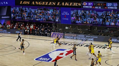 The nba's virtual fan experience allows fans to plug into the bubble. Como a NBA usa fãs virtuais para tornar os jogos normais ...