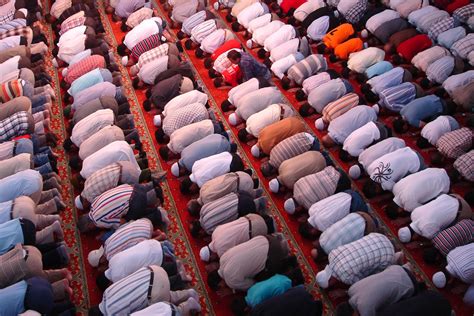 The importance of lawful earning in islam: The spiritual and social effects of congregational prayer - The Muslim Vibe
