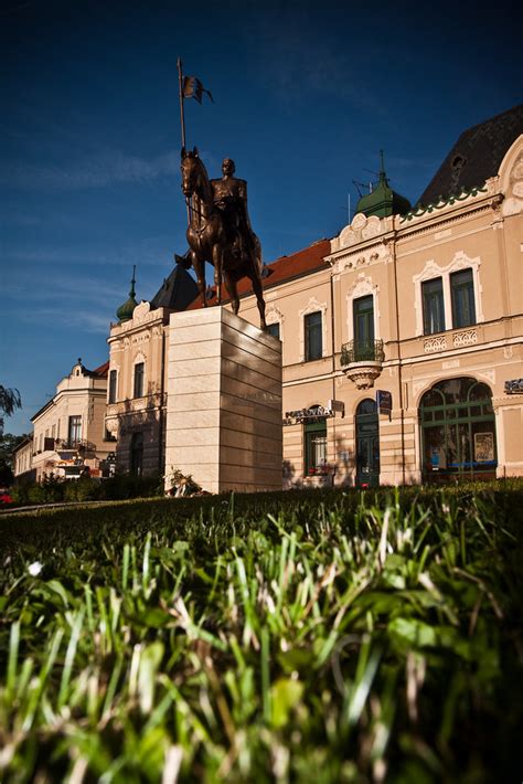 Közel öt méter magas szent istván szobor fogadja a városrészbe érkezőket. Szent István szobor | Attila Bálint | Flickr