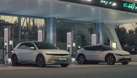 Jaunais kia ev6 piedāvā lielu sniedzamību, nulles emisijas jaudu, 800 voltu īpaši ātro uzlādi un jaunu korporatīvo dizainu krosoveru suv segmentā. Video: E-Autos Hyundai Ioniq 5 & Kia EV6 nebeneinander ...