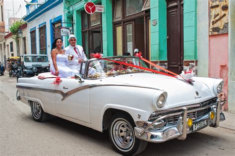 10 Essential Cuban Wedding Traditions We Love