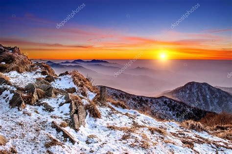 Winter Landscape With Sunset And Foggy In Deogyusan