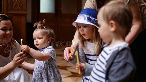 Små Barn Som Tar Stearinljusen I Ortodox Kyrka Första Besök Till