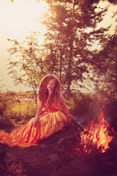 Schöne Hexe Im Wald Nahe Dem Feuer Magisches Frau Celebrat Stockfoto