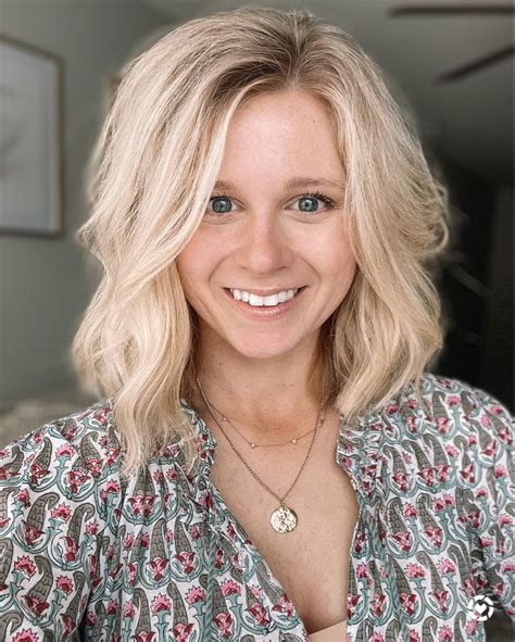 Perfect Volume And Spring Look Short Blonde Hair Mom Hairstyles