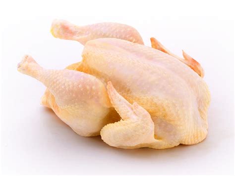 Un pollo entero limpio te puede costar unos 2€/kg. VIDEO: Pollo "intenta resucitar" al estar a la venta