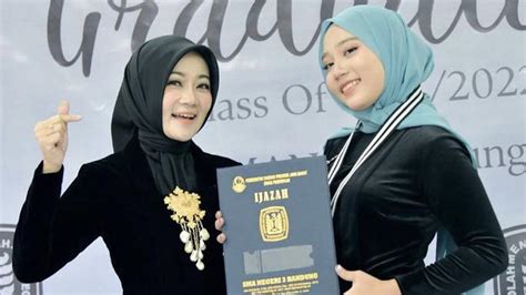 Tampilan Zara Putri Ridwan Kamil Kenakan Kebaya Hitam Saat Wisuda