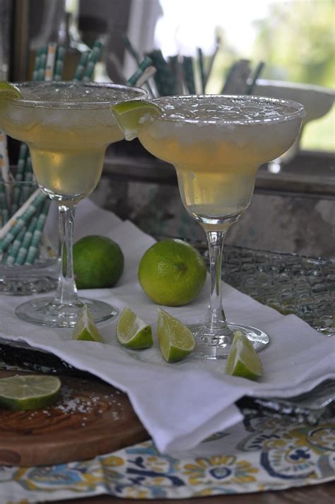 Easy Margarita Recipe With Limes Easy Margarita Recipe Margarita Recipes Cocktail Recipes