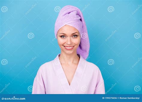 Foto De Una Encantadora Joven Mujer Toothy Sonriente Vistiendo Toalla Violeta Albornoz Turbante