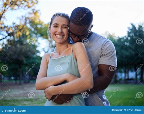 Feliz Abrazo De Pareja Interracial Y Sonrisa Por Amor O Unión En El Parque Natural Mujer