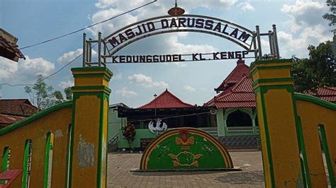 Pangeran diponegoro terkenal karena memimpin perang diponegoro atau perang jawa yang berkecamuk mulai tahun 1825 hingg 1830 melawan penjajahan hindia belanda. Masjid Darussalam Saksi Bisu Perjuangan Pangeran ...