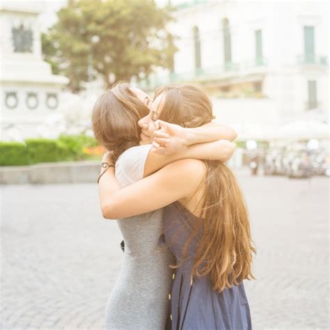 屋外でお互いを抱き合っている2人の女性の友人 無料の写真