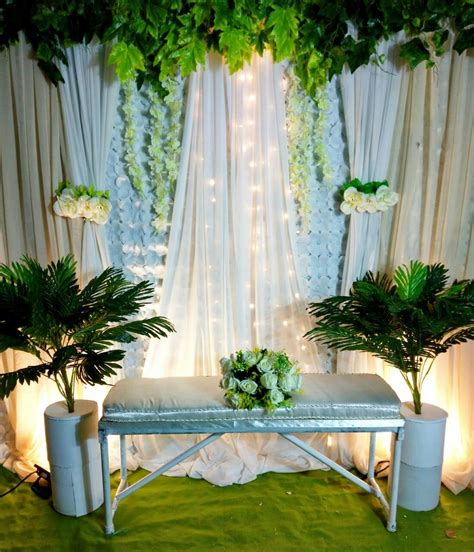 Bagi anda yang sedang mencari ide untuk backdrop di acara lamaran, berikut ini adalah perpaduan bingkai sederhana yang dipadukan dengan bunga bisa menjadi salah satu backdrop untuk lamaran anda. Backdrop sederhana bertema rustic ini cocok unt dijadikan latar foto lamaran atau ngunduh mantu ...