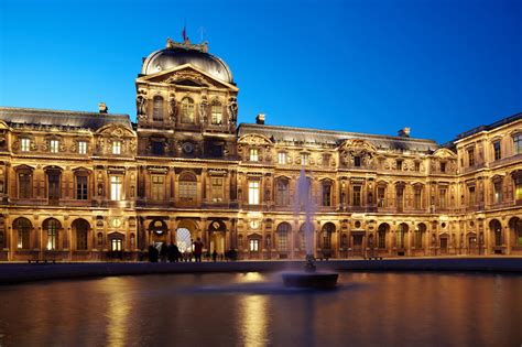 Le Palais Du Louvre à Paris