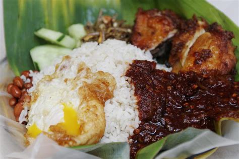 Crispy pork nasi lemak at rm16, and nasi lemak batang kafir (with pork sausages) at rm12. Satisfy your tastebuds with Nasi Lemak Tepi Jalan - Kuali