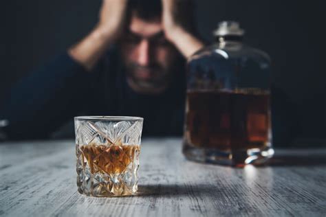 Alkoholizm jak wygląda leczenie uzależnienia od alkoholu Objawy i