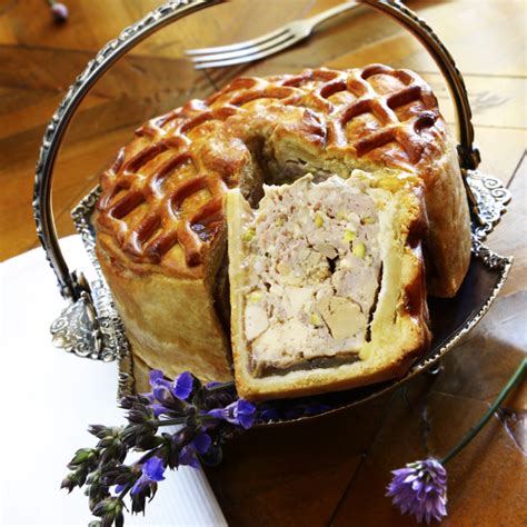 Étalez la préparation dans un moule à fond amovible de 24 cm de diamètre, beurrez les bords puis enfournez pour 10 minutes. Recette du chef Stéphane Andrieux : pâté en croûte de ...