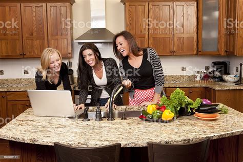 여자아이 프렌즈 요리요 주방 랩탑형 3 명에 대한 스톡 사진 및 기타 이미지 3 명 노트북 여자만 Istock