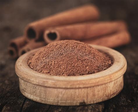 Canela Aromática Fresca Con Especias Molidas Sobre Fondo Blanco Foto