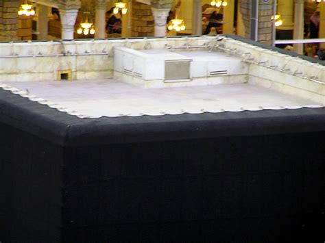 Tanda cendawan mekah mati adalah apabila ia jatuh ke dasar dan tidak terapung lagi. Rekabentuk bahagian dalam kaabah yang terletak di Masjidil ...