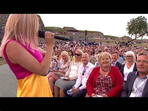 Programmet tar for seg allsangfavoritter med kjente norske og svenske musikere. Sandra Lyng - Den finaste eg veit (Allsang på grensen 2017 ...