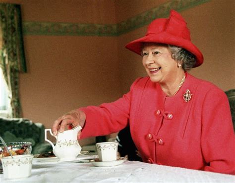 Queen Elizabeth Ii Tea How To Make The Queens Perfect Cup Of Tea Expert Uk