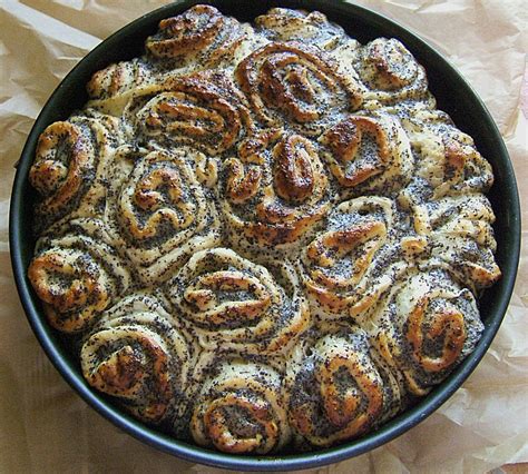 Die zimtrollen halten sich etwa 3 tage, am besten im kühlschrank lagern und vor dem nächsten verzehr einfach kurz in der mikrowelle aufwärmen. Zimtrollen-Kuchen von karaburun | Chefkoch.de