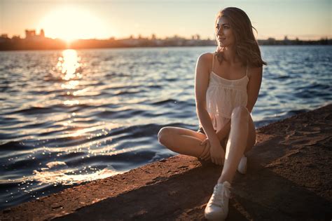 Fondos De Pantalla Mujer Mar Puesta De Sol Sentado Mirando A Otro