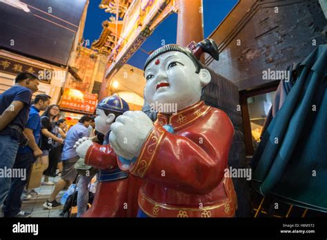 Beijing China Estatuas Chinas En El Mercado Nocturno De Donghuamen