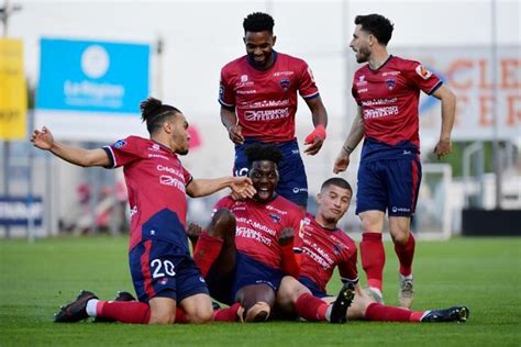 The first incarnation of the club was formed in 1911 and the current club was created in 1990 as a result of a merger. Trois joueurs du Clermont Foot dans le 11 type de la ...