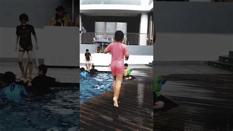 Lagi Mandi Di Kolam Renang Youtube