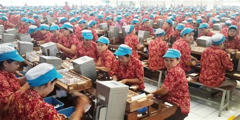 .manusia pt djarum kembali membuka lowongan kerja pt djarum terbaru dengan posisi sebagai berikut. Dalih industri padat karya, pengusaha minta Jokowi tak dukung FCTC | merdeka.com