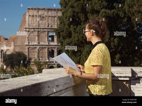 Turista Elegante Mujer De Blusa Amarilla En Roma Italia Con El Mapa