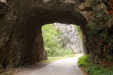 La Vieille Route De Montagne Traverse Un Tunnel En Pierre Image Stock