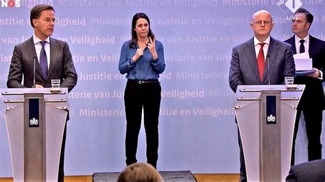 Tijdens een persconferentie, tijdens de persconferentie, . Persconferentie Rutte : Integrale persconferentie MP Rutte ...