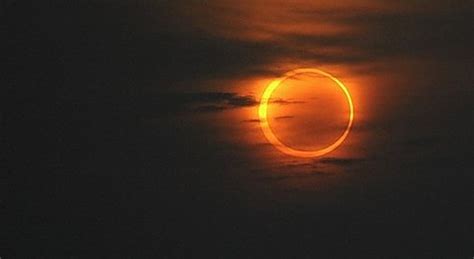 Une éclipse solaire se éclipse annulaire — žiedinis užtemimas statusas t sritis fizika atitikmenys: EN BREF INFO MONDE NEWS INFO WORLD : éclipse solaire ...