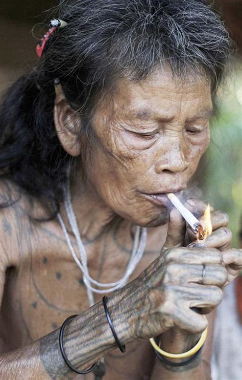 探秘印尼紋身部落日常生活 鑿子磨牙骷髏做裝飾 每日頭條
