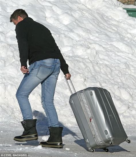 Sophie Monk Watches Stu Laundy Move His Luggage Daily Mail Online