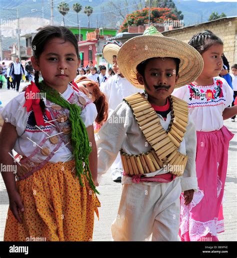 Los Niños Mexicanos En El Traje Nacional Desfilando En El Aniversario