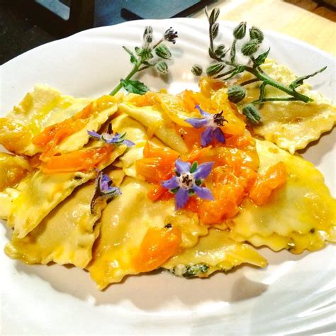 Potete confezionare degli ottimi tortelli. Ravioli Burrata e Borragine con Sugo di Ciliegino Giallo ...
